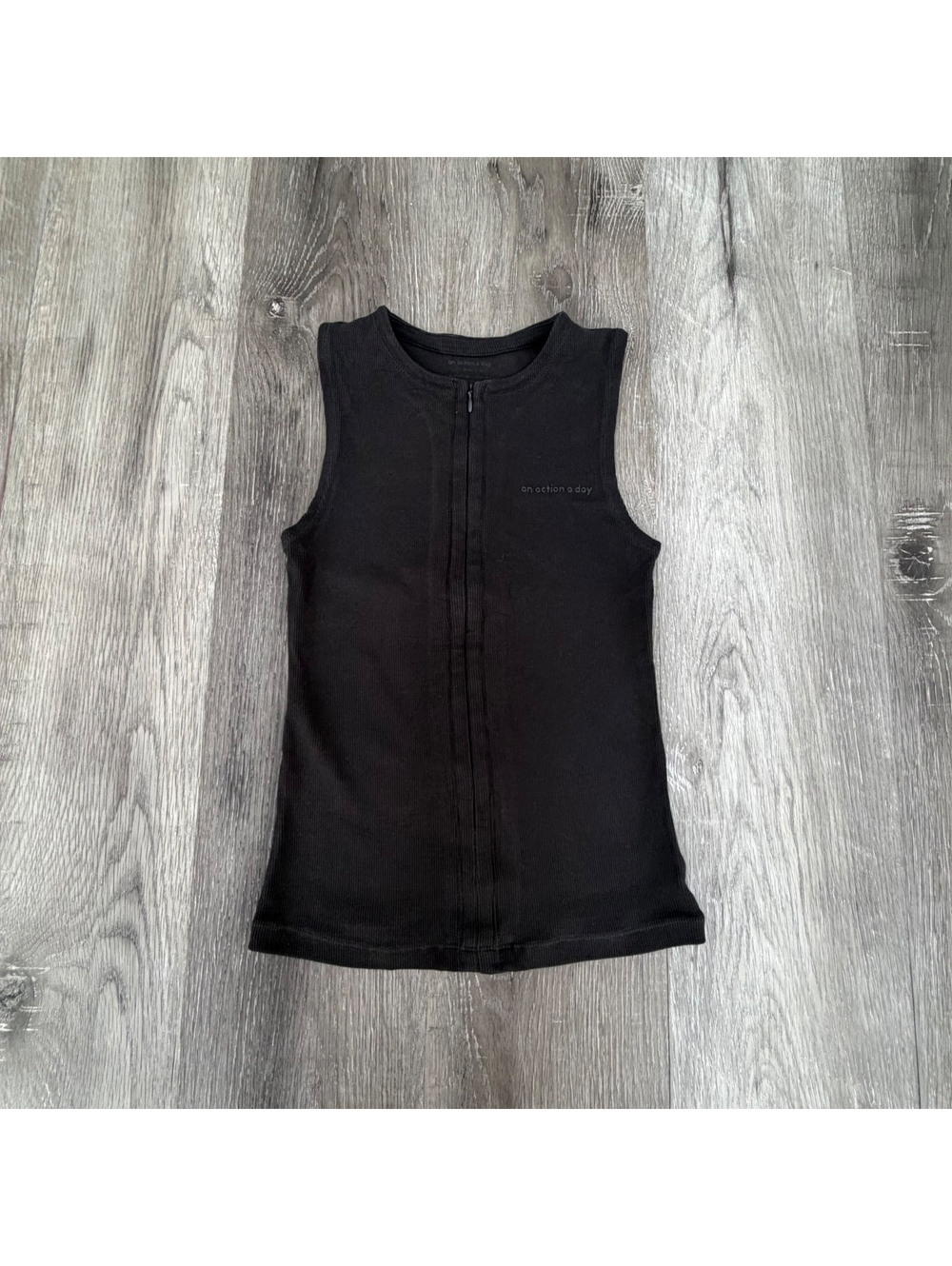 An action a day Daamgirl Contouring Ribbed Zip-Up Fitted Tank size S